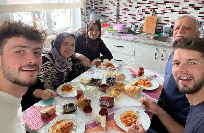 Depremzedeler için Türkiye’ye gelen 2 Fransız’ı evinde ağırladı – Hürriyet