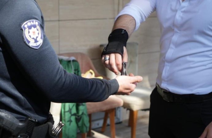 Tuvalette altın dolu kese buldu: Yurttaştan örnek davranış – Cumhuriyet