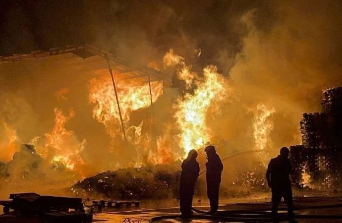 Bursa’da palet fabrikasında korkutan yangın! – Cumhuriyet